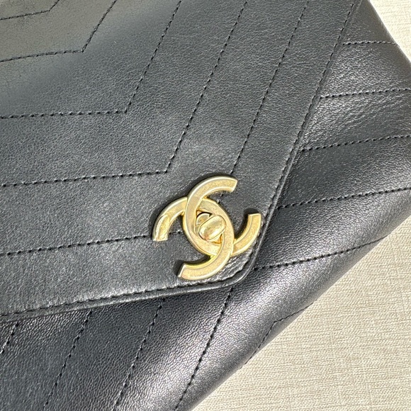 CHANEL Black Calfskin Chevron Stitched Envelope Flap Bag Small GHW - Picture 9 of 16